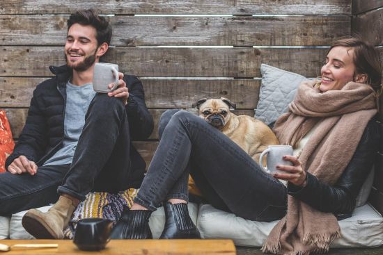 Bild von Menschen mit Hund, die bei einem Kaffee versuchen, Hygge für sich entdecken.