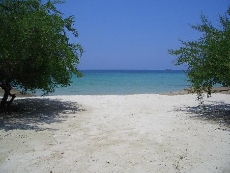 Jawohl: so traumhaft kann Thailand sein: wie im Katalog ( bloß alles echt): weißer Strand, azurblaues Meer und fantastisch sonniges Wetter - Ko Samet in der Regenzeit...