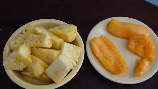 Ananas und Papaya zum Frühstück. Lecker!
