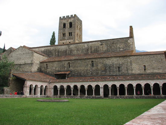 Gesamtanlage mit leider nur teilweise erhaltenem Kreuzgang - 1907 wurden Marmorsäulen und viele Kapitelle in die USA abtransportiert - siehe meinen Bericht New York - und im The Cloisters wieder 'eingebaut'.