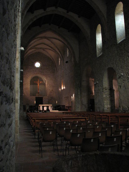 Die Kirche ist recht schmucklos - die untere Reihe der Seitenbögen hat mozarabische Züge.