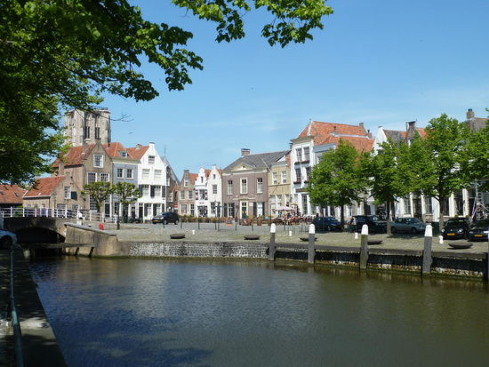malerische Giebelhäuser am Marktplatz von Goedereede