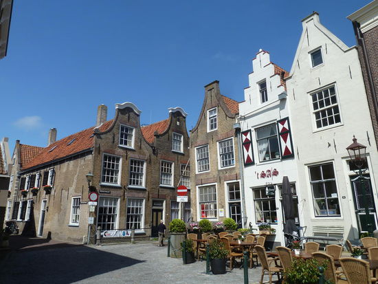 wegen des schönnen Wetters nehmen wir unseren Mittagssnack draußen ein, obwohl das Innere des 't Sas' reizend ist.