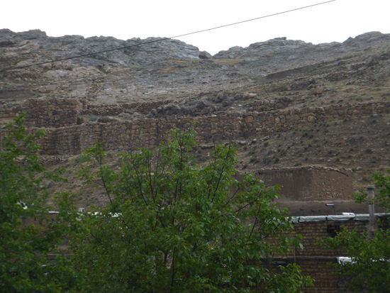 Bastam-Festung im Regen