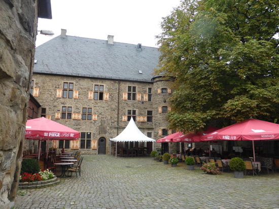 Hoffassade des Herrenhauses mit Treppenturm (rechts)