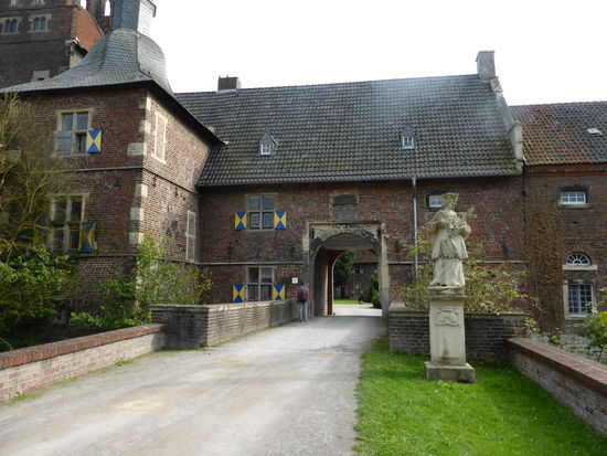 seine Wurzel hat das Schloß in einem mittelalterlichen Oberhof, der im Jahre 975 erstmalig urkundlich erwähnt wird