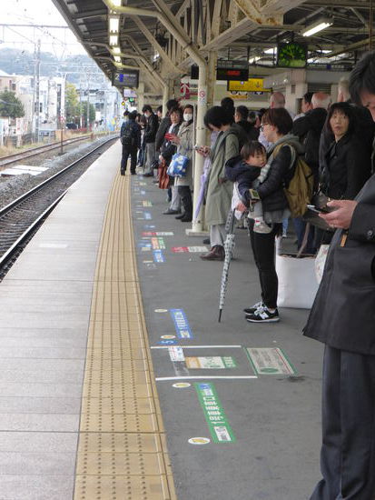 diszipliniert wie nirgends in Europa reihen sich die Bahnfahrer ein