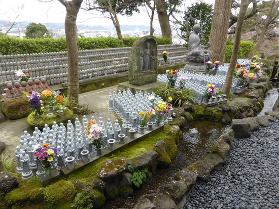 Auf dem Tempelgelände befinden sich Tausende von kleinen Götterstatuen, die den Kindergott Jizo darstellen. Sie werden von Eltern zum Gedenken an ihre toten oder ungeborenen Kinder aufgestellt.