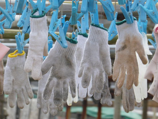 der im Sommer beliebte Strand liegt verlassen, einzig die Austernhandschuhe hängen zum Trocknen aus.