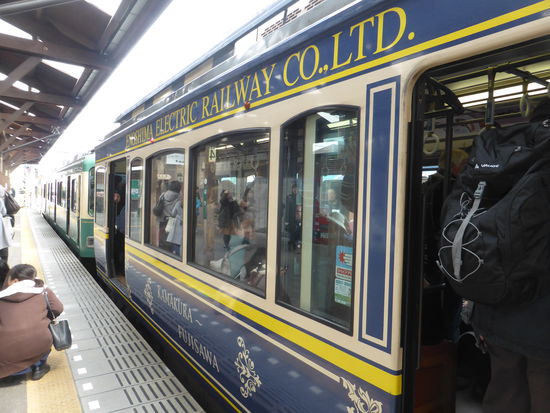 mit dem nostalgischen Bummelzug zurück nach Kamakura