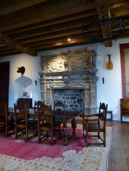 im Hauptgeschoss entstand ein prachtvoller Kamin mit plastischen Wappenschilden.