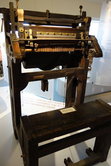 früher Wirkstuhl - Handkulierstuhl ältester Bauart aus dem Jahre 1791