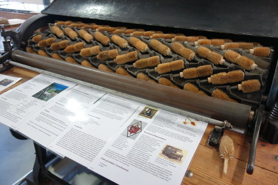 Kratzenrauhmaschine - besetzt mit echten Kardendisteln