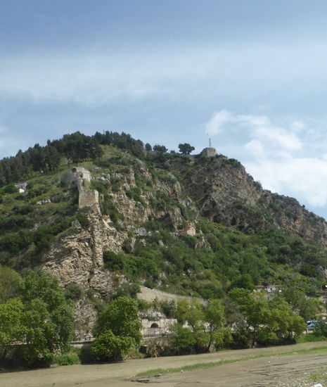 Blick auf die Festung und eine kleine Kapelle im Hang