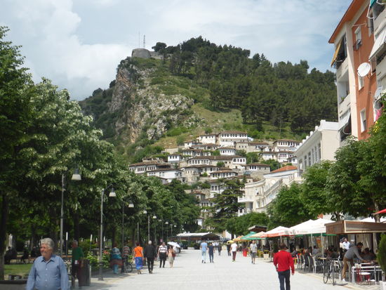 zurück zum Treffpunkt für den Rundgang zu den Sehenswürdigkeiten Berats