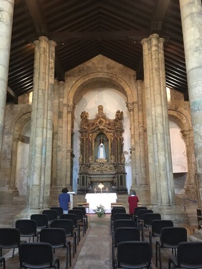 Im 18. Jahrhundert wurden die Säulen der drei Kirchenschiffe erneuert, was ihnen die romanische Einfachheit entzog.