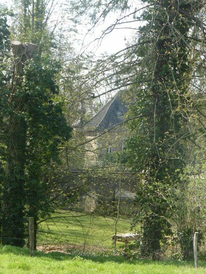 Kasteel Lemiers (auf niederländischer Seite) ausgesprochen versteckt