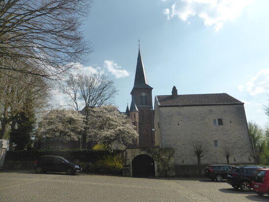 Burg Orsbach und Kirche St. Peter - die Kirche ist leider geschlossen