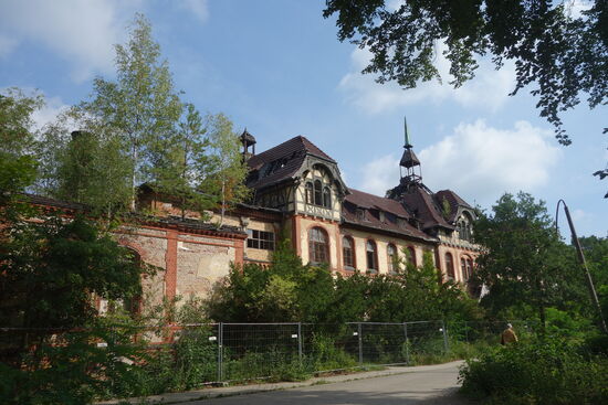 Frauenpavillon - die Bereiche waren jeweils nach Geschlechtern getrennt: südwestlich der Landstraße die Frauen-Heilstätten und -Sanatorien, nordöstlich derselben die Männer-Heilstätten und -Sanatorien.
Das Wäschereigebäude befand sich wegen der strengen Geschlechtertrennung auf der Seite der Lungenheilstätte für Frauen. Hier wurde die Wäsche aus den Sammelstellen der vier Pavillons und aus dem Desinfektionsgebäude entgegen genommen. In einem großen Waschküchenraum wurde sie dann zunächst eingeweicht und in vier elektrisch betriebenen Dampfwasch- und Spülmaschinen unter dem Zusatz von Seife und Soda, etwa 30 Minuten lang gekocht und dann mit kaltem Wasser nachgespült. Anschließend wurde die Wäsche dann in speziellen Zentrifugaltrockenmaschinen getrocknet und in einer großen Dampfmangel geglättet.