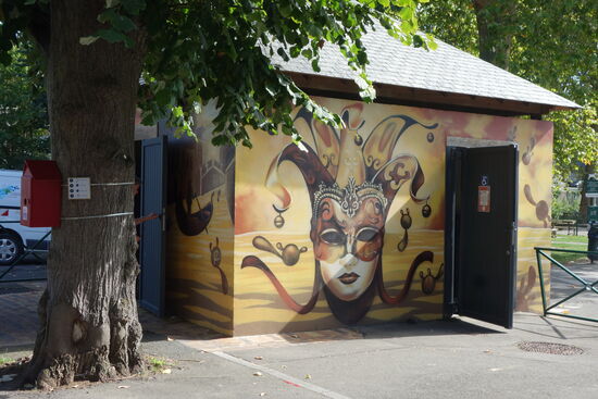 moderne Ausprägung eines Toilettenhäuschens