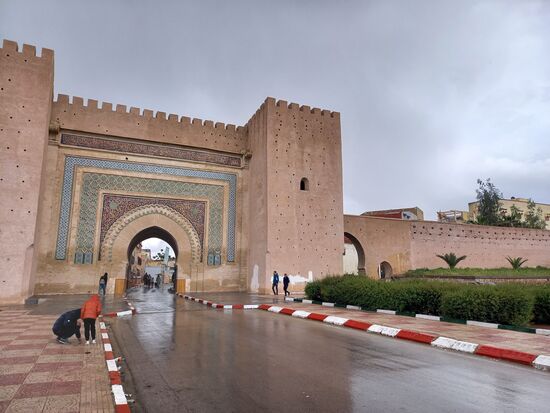 Durch dieses imposante Tor verlassen wir die Altstadt.  Es regnet und so sind wir froh das es im Bus weiter nach Fes geht.