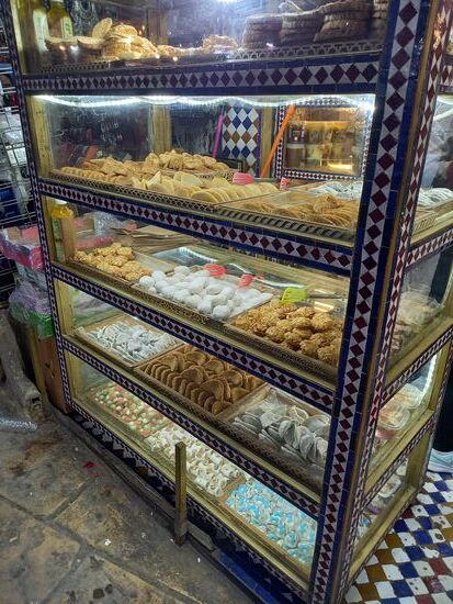 Wer kann daran schon vorbei gehen? Wir jedenfalls nicht. Wir essen ein Pistazien Blätterteig Gebäck. Einfach nur köstlich. Allerdings sehr süß