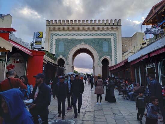 Am Ende des Marktes wieder ein prunkvolles Tor.