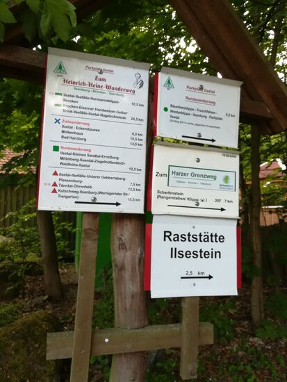 Direkt am Parkplatz gibt es ausreichend Informationen zum Ilsetal und den verschiedenen Wandermöglichkeiten.