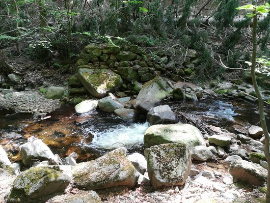 Das sieht so aus, als wäre hier mal eine Brücke gewesen.