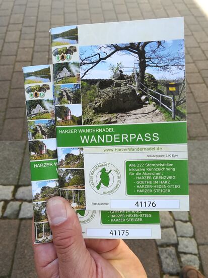 In einem Lotto- Shop kaufen wir für je 3€ für jeden von uns einen Wanderpass - die Stempeljagd kann starten.