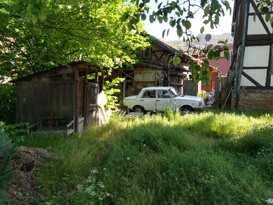 Beim Blick über den Zaun entdecken wir einen Wartburg.