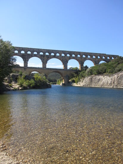 Klares Wasser im Fluss lädt zum Baden ein