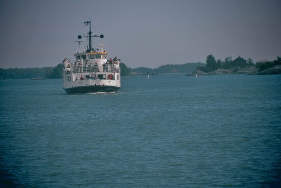 Ein Ausflugsschiff kommt zurück