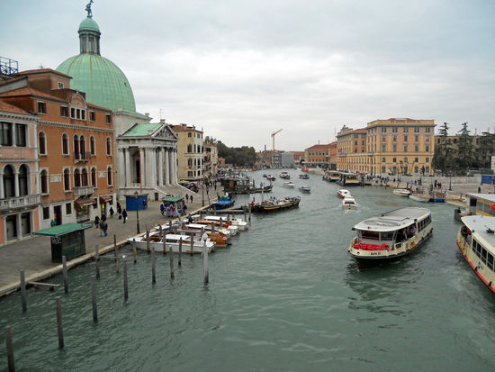 Links die grüne Kuppel: 
San Simeone Piccolo ist eine Kirche im Sestiere Santa Croce in Venedig. Sie liegt am Canal Grande gegenüber der Eisenbahnstation Santa Lucia und liefert somit für die meisten Besucher der Stadt den ersten Eindruck von Venedig.