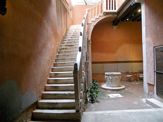 Die heutige Casa Goldoni wurde bereits im 15. Jahrhundert gebaut und hieß zu Lebzeiten des Komödienschreibers Ca' Centanni. Auch heute noch ist sie ein wundervolles Beispiel venezianischer Architektur mit einem romantischen Innenhof.