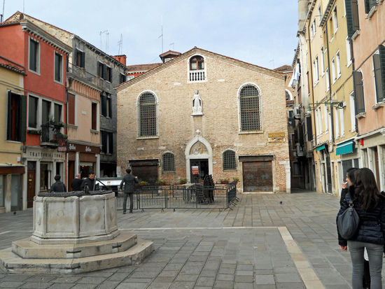 Campo San Toma - mit der Scoletta von Calegheri - Diese wurde erbaut im späten fünfzehnten Jahrhundert auf den Ruinen einer früheren Schule und war Sitz der Zunft der Schuhmacher. An der Fassade sieht man eine Skulptur - Madonna della Misericordia