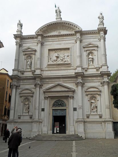 Chiesa di San Rocco - Um 1223 siedelten sich die Franziskaner in einem bestehenden Klostergebäude am Rand der damaligen städtischen Bebauung an. Dort begannen sie um 1250 mit dem Bau einer kleinen, der Madonna gewidmeten Kirche, die 1280 eingeweiht wurde. 1340 wurde diese Kirche, die wegen des großen Zulaufs zu den Predigten der Mönche bald zu klein geworden war, abgerissen, um Platz für einen Neubau zu schaffen.