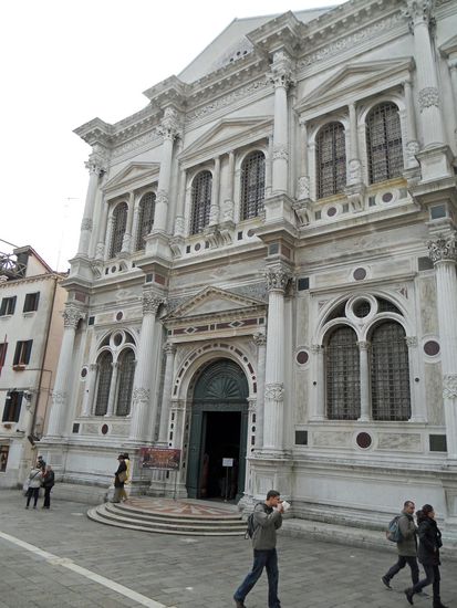 Scuola di San Rocco - Die Bezeichnung "Schule", von denen es mehrere in Venedig gibt, ist missverständlich. Es sind keine Schulen im heutigen Sinne, sondern Zunftgebäude. Seit dem 13. Jahrhundert entstanden in Venedig wohltätige Bruderschaften, die verschiedene soziale und politische Aufgaben übernahmen. Die größten von ihnen, die etwa sechs "Scuole Grandi" bauten eigene Paläste, ebendiese Scuole - teils zum Zweck der Repräsentation, teils als soziale Einrichtung.