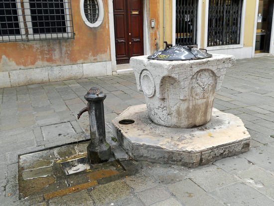 Brunnen gibt es auch sehr viele in den Gassen Venedigs