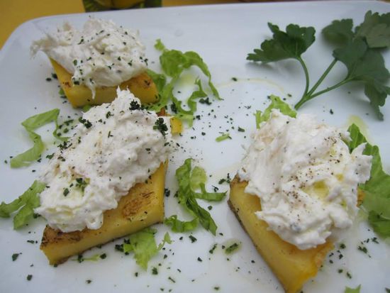 Baccala Mantecato - 
250 gr. Kabeljau/Stockfisch, natives Olivenöl, Lorbeerblatt, 1 Zitrone, Salz, Pfeffer
Kabeljau in leicht gesalzenem kalten Wasser aufsetzen, zum Kochen bringen, Lorbeerblatt und Zitrone zufügen, 20 Min. köcheln lassen.
Das Fischfleisch mit dem Olivenöl, Salz, Pfeffer würzen, solange schlagen - kein Mixer - bis man eine Art Majonäse erhält, evtl. von dem Kochwasser etwas zufügen. Mit frischer Petersilie garnieren und mit Polenta servieren.