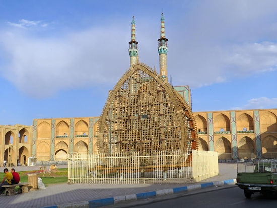 Yazd - Schön ist der Meydane-e Amir Chaqmaq, ein Platz, der an der Ostseite vom im 19 Jh. errichteten, etwas 65 m breiten Amir-Chaqmaq-Arkadenbau beherrscht wird. Dieser dreistöckige, von zwei Minaretten überragte Bau dient als Zuschauertribüne bei den Ashura-Passionsspielen, in denen Kampf und Tod Imam Hoseyns in Szene gesetzt werden. 
Jedes Jahr zu Ashura, dem zehnten Tag und Höhepunkt des schiitischen Trauermonats Muharram, gedenken die weltweit 200 Millionen Schiiten der Schlacht von Kerbela, die im Jahr 680 nach Christi mit dem Märtyrertod des Propheten-Enkels Imam Hoseyns endete und die Spaltung des Islam in Sunniten und Schiiten endgültig besiegelte. 
Ashura, wird der zehnte Tag des Monats Muharram genannt, der erste Monat im islamischen Kalender. Dieser Tag ist für alle Muslime auf der ganzen Welt bedeutsam und wird verschiedentlich gefeiert.
Auf dem Platz steht auch das schwere Naskhi-Holzgerüst. Dieses wird bei den Ashura-Riten mit schwarzen Tüchern behängt und auf den Schultern der Trauernden herumgetragen. Es symbolisiert den Schrein Imam Hoseyns.