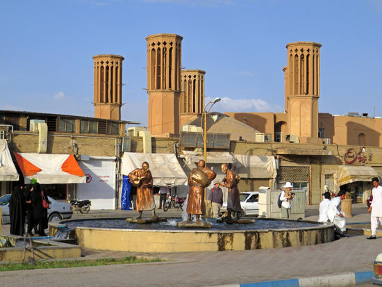 Yazd - Sehenswert ist die Stadt durch die vielen, oft überkuppelten Gassen der Altstadt und die berühmten Windtürme (Badgirs), die in unterschiedlichen Höhen auf den Wohnhäusern stehen. Sie wandeln den heißen, trockenen Wüstenwind oft über einen Wasserpool geleitet, in kühle Luft um und leiten diese dann in die Wohnhäuser. Die warme vorhandene Luft wird aufwärts durch einen anderen Kanal ins Freie geleitet. Dies ist wirklich eine geniale Erfindung.