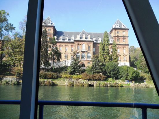 Castello del Valentino" 
Heute Sitz der Fakultät Architektur des Politechnico di Torino.
Castello del Valentino gehört wie die anderen Savoyer Residenzen zum UNESCO Weltkulturerbe. Seine drei Flügel könnten durchaus auch an der Loire stehen, denn sein Stil ist eher dem französischen als dem italienischen Barock entsprechend.