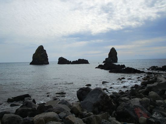 Die Bezeichnung Zyklopeninseln bezieht sich auf die griechische Mythologie: Polyphem, einer der riesenhaften Zyklopen, Sohn des Poseidon, nahm Odysseus und seine Gefährten gefangen. Er verspeiste sechs der 12 Männer. Nachdem es Odysseus gelungen war, den Riesen zu blenden und zu fliehen, schleuderte dieser ihm mehrere Felsbrocken nach, die ins Meer fielen.