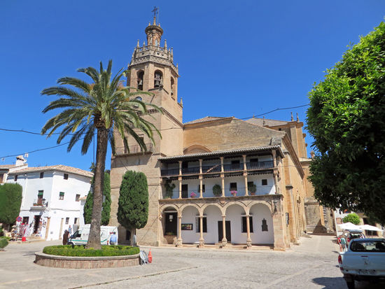 Plaza Duquesa de Parcent – Rathausplatz. Hier sticht die Iglesia de Santa Maria la Mayor ins Auge.