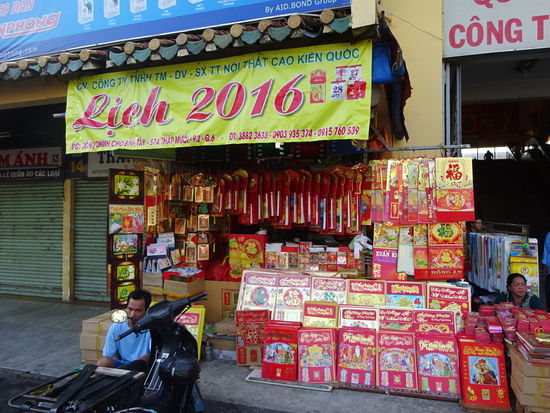 Hier am Binh Tay Markt wird schon das Neue Jahr 2016 begrüßt obwohl es ja noch einige Tage hin sind