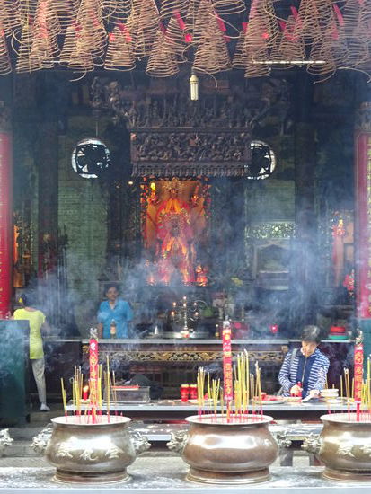Die Luft hier in der Thien Hau Pagode ist geschwängert vom Qualm der vielen Räucherstäbchen