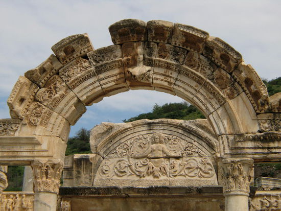 2009 - Ephesus; Detail beim Hadrianstempel beim Bogeneingang der Kopf der Glücksgöttin Tyche