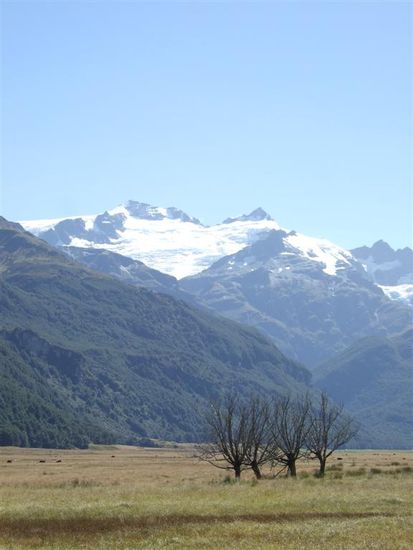 Noch fuehrt der Weg durch die Ebene, doch im Hintergrund kann man erahnen wie es weitergehen wird.