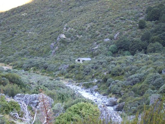 Die erste Huette!
Ich habe sie wirklch sehnsuechtig erwaret, denn ich war nach den 20km wirklich geschafft.
Diese Strecke war mit 6-8 Stunden Wanderzeit angegeben und Nico und ich sind die Strecke in 5,5h gewandert!
Also hatte ich auch allen Grund kaputt zu sein und es war ja ohnehin meine erste Mehrtageswanderung.
Da hatte ich mich schon auf die Fertignudelpakete gefreut, die ich mir in Minutenschnelle auf meinem Gaskocher kochen wuerde.